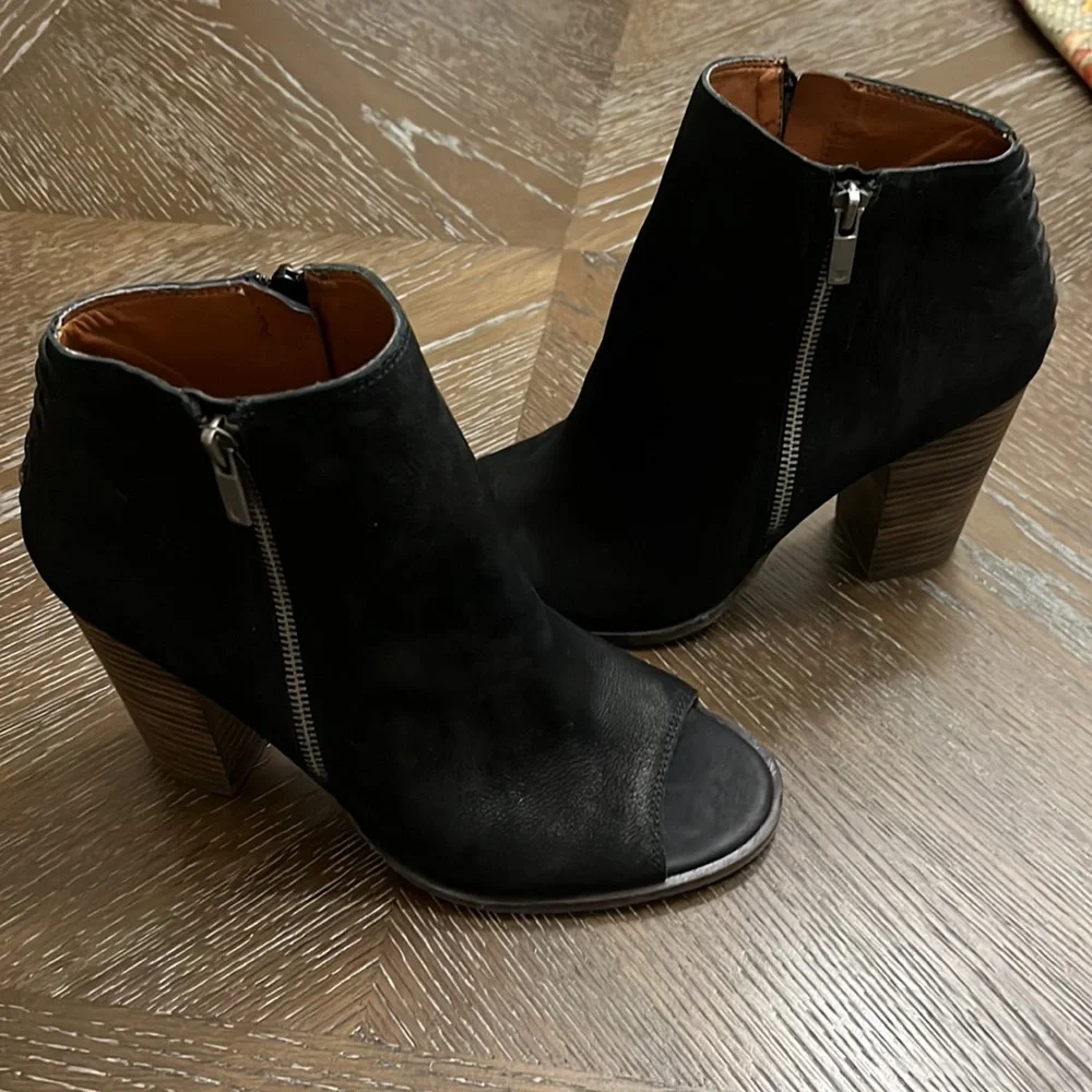 Lucky brand Lamija black leather peep toe heeled ankle booties Size 9.5